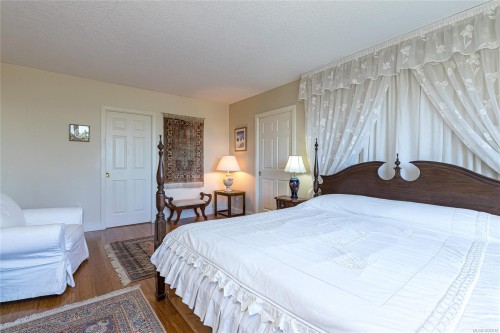 3304-2829 Arbutus Rd, Saanich, BC - Indoor Photo Showing Bedroom