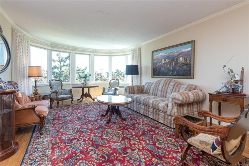 3304-2829 Arbutus Rd, Saanich, BC - Indoor Photo Showing Living Room