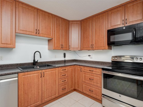 302-1005 Mckenzie Ave, Saanich, BC - Indoor Photo Showing Kitchen