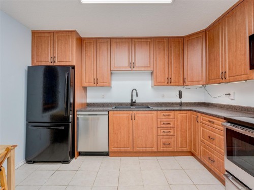 302-1005 Mckenzie Ave, Saanich, BC - Indoor Photo Showing Kitchen