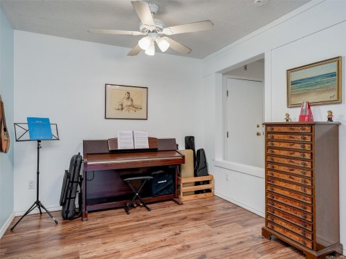 302-1005 Mckenzie Ave, Saanich, BC - Indoor Photo Showing Dining Room