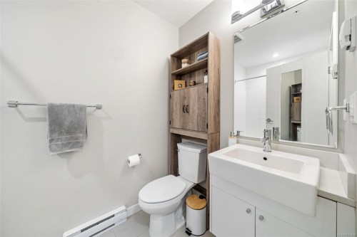 404-767 Tyee Rd, Victoria, BC - Indoor Photo Showing Bathroom