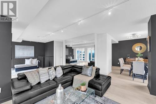 4407 - 210 Victoria Street, Toronto, ON - Indoor Photo Showing Living Room