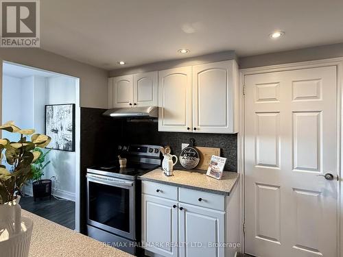 817 - 5 Parkway Forest Drive N, Toronto, ON - Indoor Photo Showing Kitchen