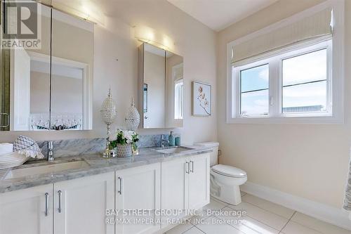 37 Carrville Woods Circle, Vaughan, ON - Indoor Photo Showing Bathroom