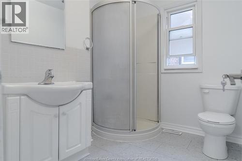 383 Laporte Avenue, Windsor, ON - Indoor Photo Showing Bathroom