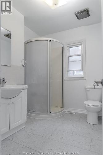 383 Laporte Avenue, Windsor, ON - Indoor Photo Showing Bathroom