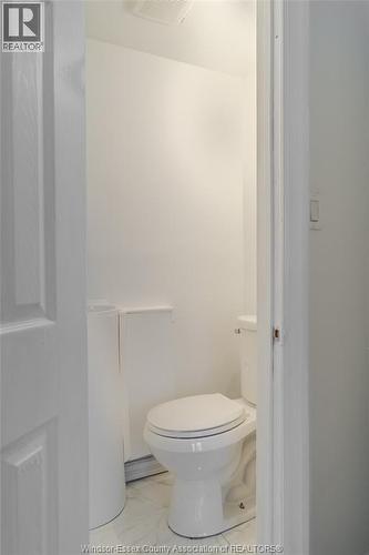 383 Laporte Avenue, Windsor, ON - Indoor Photo Showing Bathroom