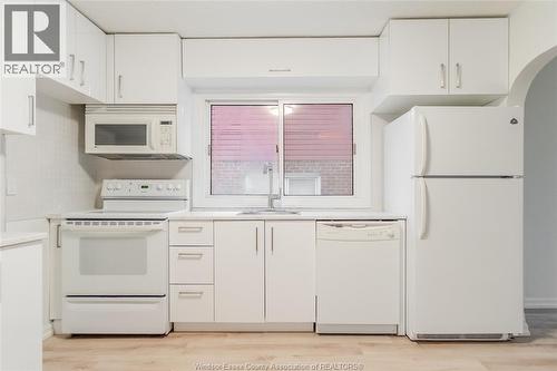 383 Laporte Avenue, Windsor, ON - Indoor Photo Showing Kitchen