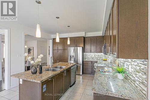10 Pavlova Crescent, Richmond Hill, ON - Indoor Photo Showing Kitchen With Double Sink With Upgraded Kitchen