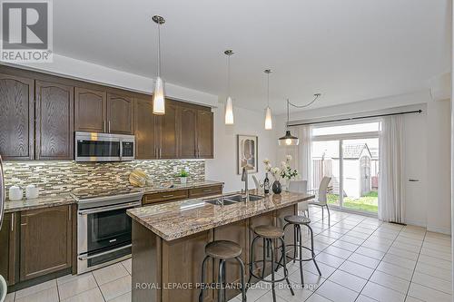 10 Pavlova Crescent, Richmond Hill, ON - Indoor Photo Showing Kitchen With Double Sink With Upgraded Kitchen