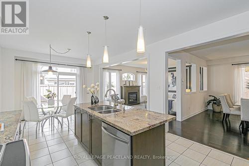 10 Pavlova Crescent, Richmond Hill, ON - Indoor Photo Showing Kitchen With Double Sink With Upgraded Kitchen