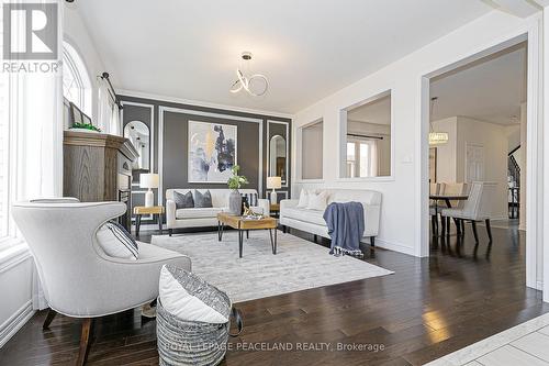 10 Pavlova Crescent, Richmond Hill, ON - Indoor Photo Showing Living Room