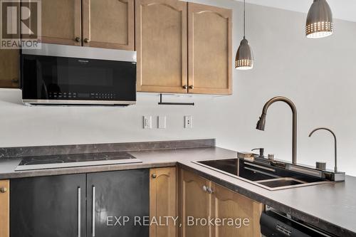 7 Wallwark Street, Aurora, ON - Indoor Photo Showing Kitchen With Double Sink