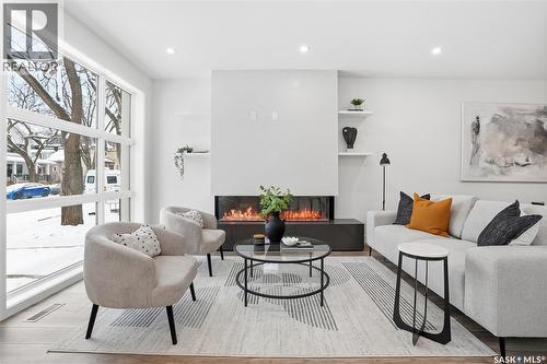 1139 13Th Street E, Saskatoon, SK - Indoor Photo Showing Living Room