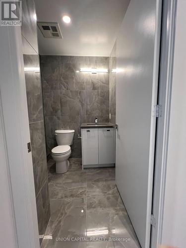 1006 - 195 Mccaul Street, Toronto, ON - Indoor Photo Showing Bathroom