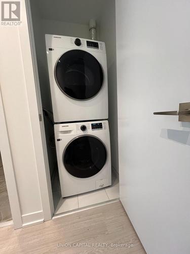 1006 - 195 Mccaul Street, Toronto, ON - Indoor Photo Showing Laundry Room