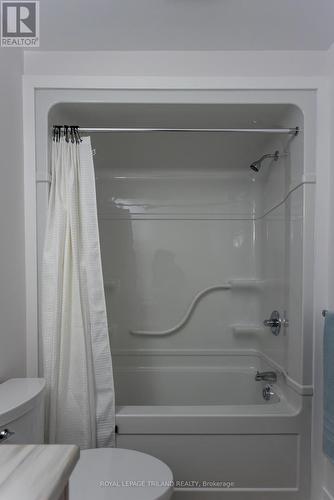 122 Styles Drive, St. Thomas, ON - Indoor Photo Showing Bathroom