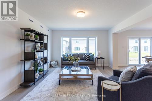 122 Styles Drive, St. Thomas, ON - Indoor Photo Showing Living Room