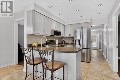 71 Royaledge Way, Hamilton, ON - Indoor Photo Showing Kitchen With Double Sink With Upgraded Kitchen