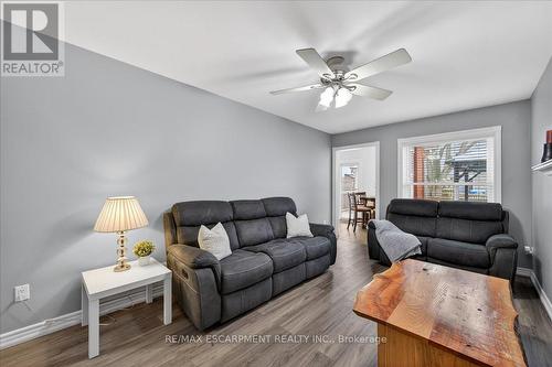 71 Royaledge Way, Hamilton, ON - Indoor Photo Showing Living Room