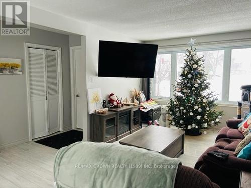 15 St Lawrence Avenue, Kapuskasing, ON - Indoor Photo Showing Living Room