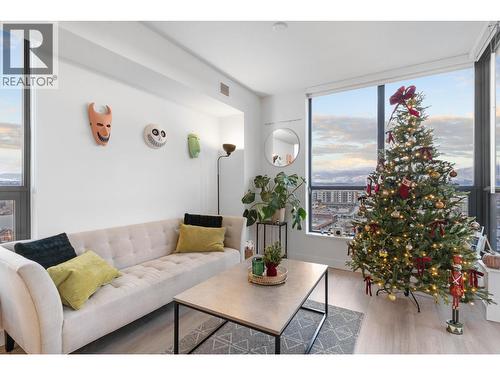1488 Bertram Street Unit# 1005, Kelowna, BC - Indoor Photo Showing Living Room