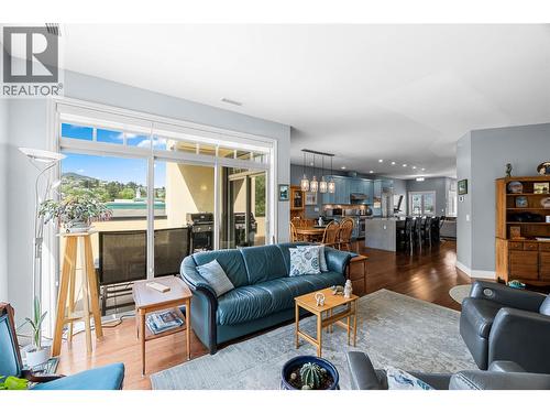 370 Battle Street Unit# 401, Kamloops, BC - Indoor Photo Showing Living Room