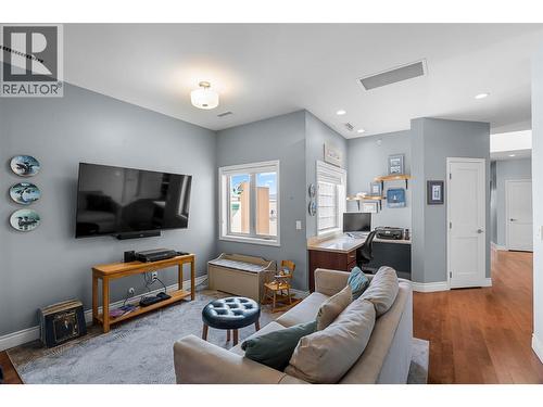 370 Battle Street Unit# 401, Kamloops, BC - Indoor Photo Showing Living Room