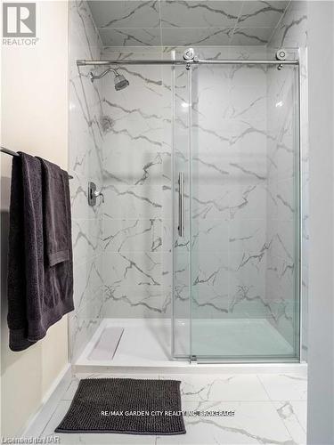 98 Pleasant Avenue, St. Catharines (Downtown), ON - Indoor Photo Showing Bathroom