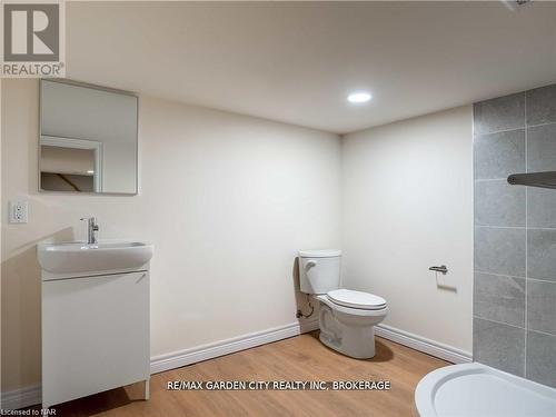 98 Pleasant Avenue, St. Catharines (Downtown), ON - Indoor Photo Showing Bathroom