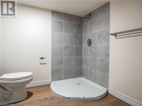 98 Pleasant Avenue, St. Catharines (Downtown), ON - Indoor Photo Showing Bathroom