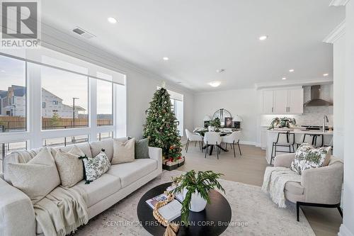 203 - 1560 Upper West Avenue, London South (South B), ON - Indoor Photo Showing Living Room