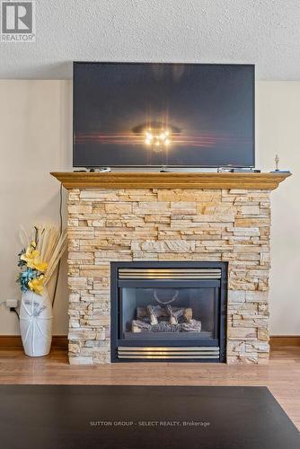 31 Meadowview Road, London South (South O), ON - Indoor Photo Showing Living Room With Fireplace