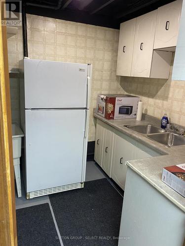 31 Meadowview Road, London South (South O), ON - Indoor Photo Showing Kitchen With Double Sink