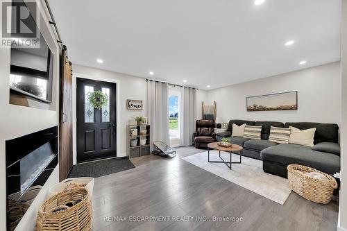 1073 Concession 6 Woodhouse Road, Norfolk, ON - Indoor Photo Showing Living Room