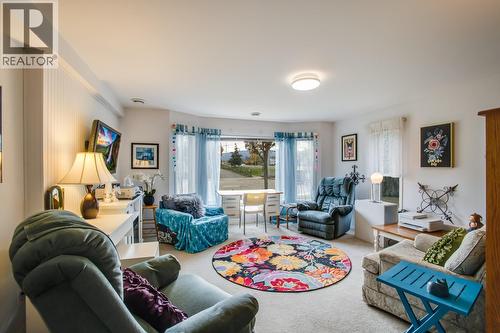 Above ground in-law suite - 1650 Highland Drive N, Kelowna, BC - Indoor Photo Showing Living Room