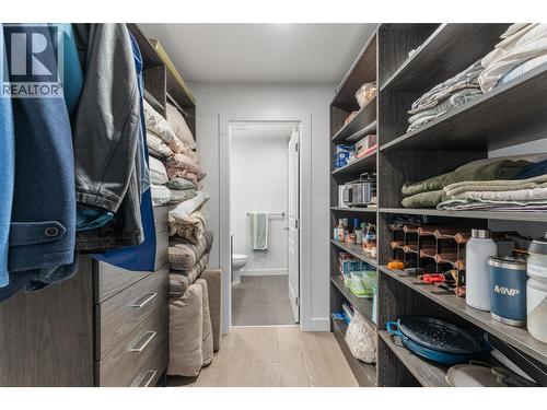 1151 Sunset Drive Unit# 1001, Kelowna, BC - Indoor With Storage