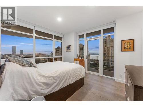 1151 Sunset Drive Unit# 1001, Kelowna, BC - Indoor Photo Showing Bedroom