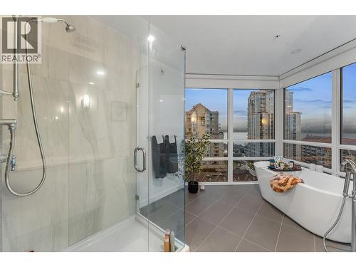 1151 Sunset Drive Unit# 1001, Kelowna, BC - Indoor Photo Showing Bathroom