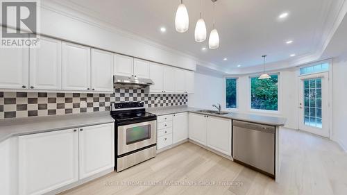 5 Falkland Place, Richmond Hill, ON - Indoor Photo Showing Kitchen With Double Sink