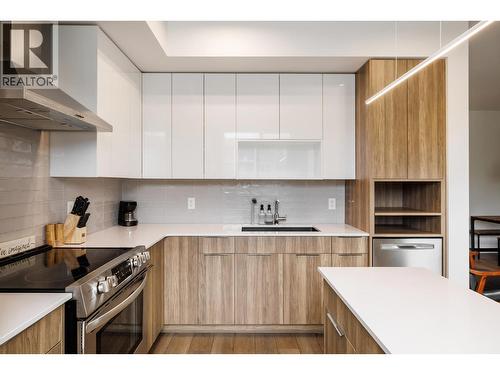 3642 Mission Springs Drive Unit# 303, Kelowna, BC - Indoor Photo Showing Kitchen