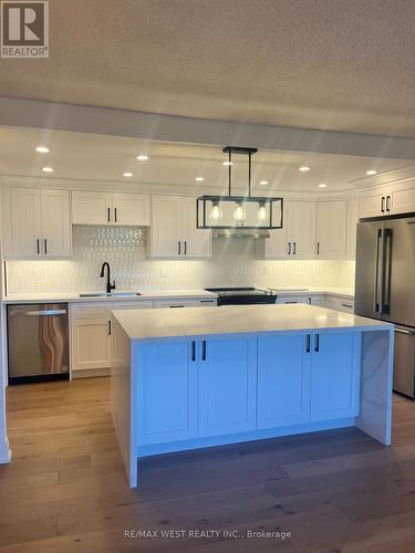 304 - 1535 Lakeshore Road E, Mississauga, ON - Indoor Photo Showing Kitchen With Stainless Steel Kitchen With Upgraded Kitchen