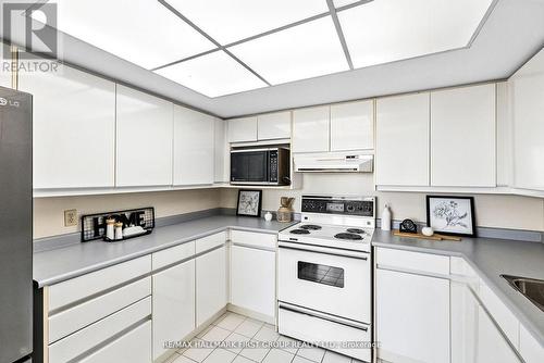 701 - 25 Cumberland Lane, Ajax, ON - Indoor Photo Showing Kitchen