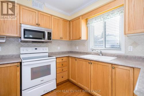 25 Dunnett Drive, Barrie, ON - Indoor Photo Showing Kitchen