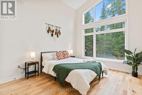 1049 Greensview Drive, Lake Of Bays, ON - Indoor Photo Showing Bedroom