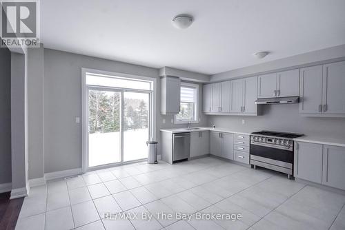 30 Misty Ridge Road, Wasaga Beach, ON - Indoor Photo Showing Kitchen