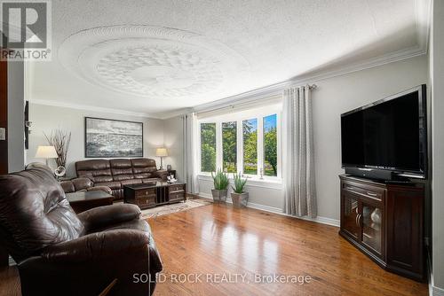 2278 Russland Road, Russell, ON - Indoor Photo Showing Living Room