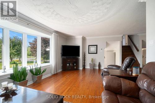 2278 Russland Road, Russell, ON - Indoor Photo Showing Living Room