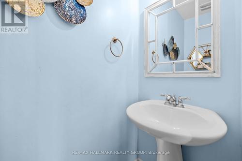 2pc powder room near the entrance and family room - 601 Rosehill Avenue, Ottawa, ON - Indoor Photo Showing Bathroom